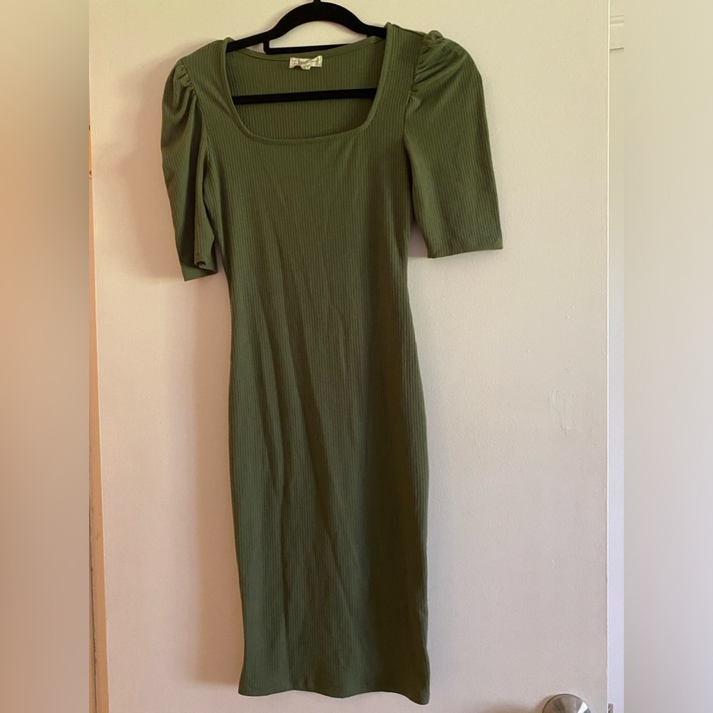 Used it one time, green, maxi dress , puffy sleeve